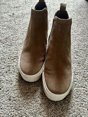 Dolce Vita Women’s 8.5 Tan High Top Slip on Sneaker